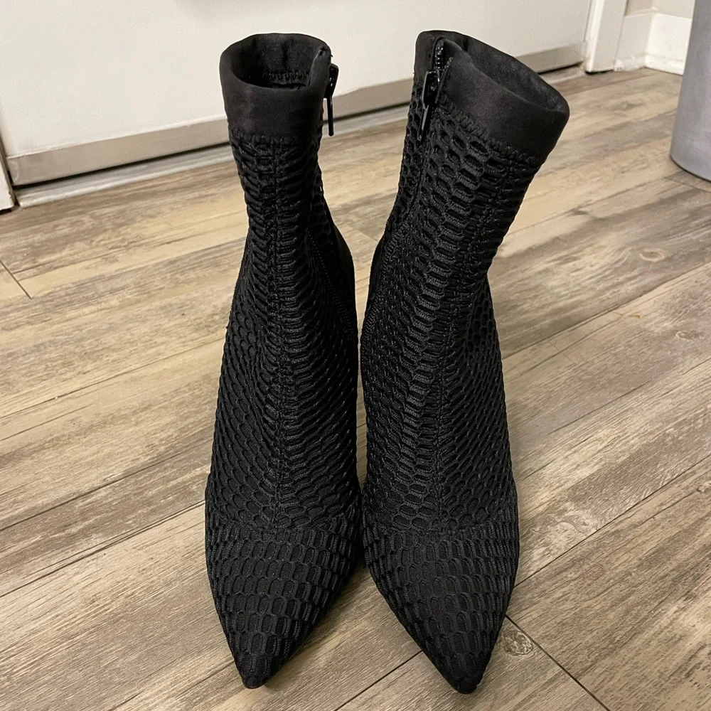 Steve Madden Raylen Booties in Black (Size: 7) - Picture 2 of 6